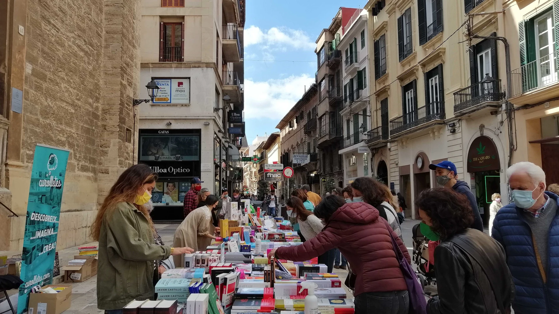 Los libros vuelven a la calle en el día de Sant Jordi