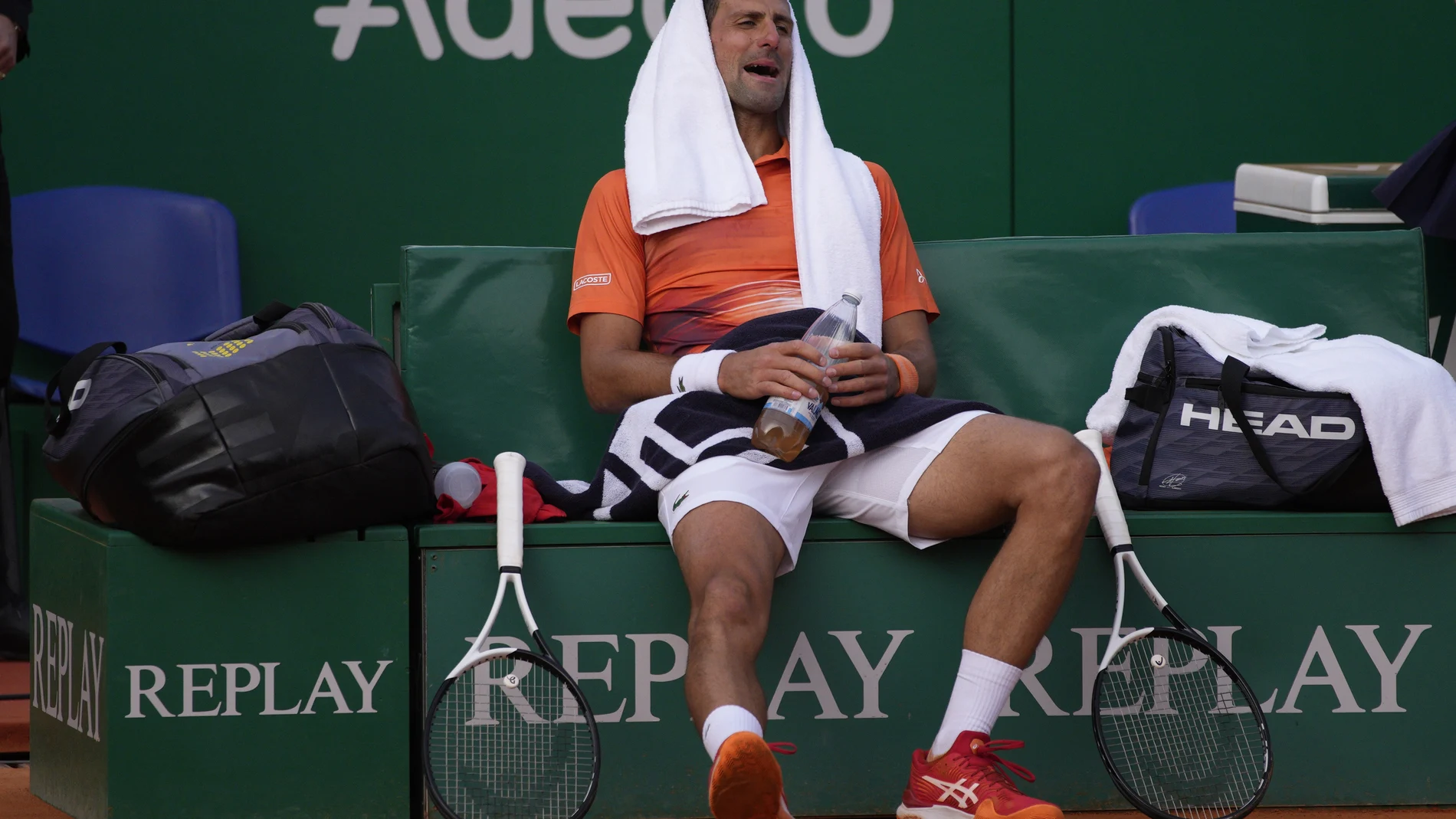 Novak Djokovic, durante uno de los descansos en su partido contra Alejandro Davidovich