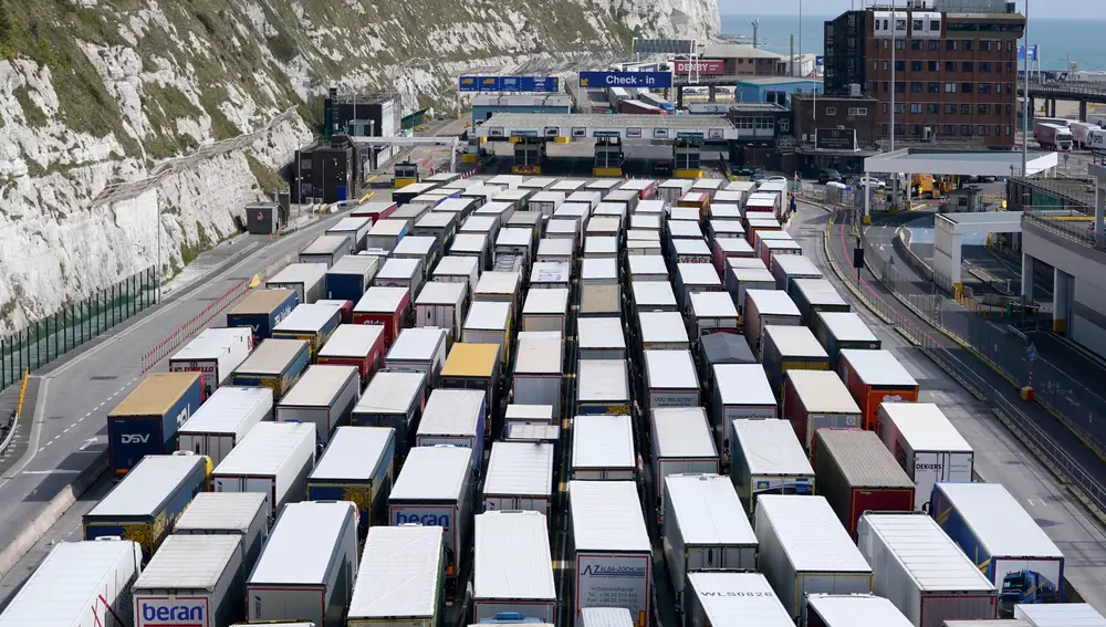 Colapso de camiones en el puerto de Dover para cruzar el Canal de la Mancha