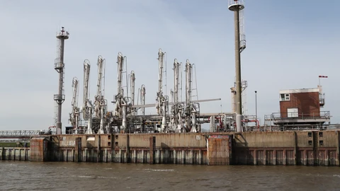 Instalaciones de una planta química en el puerto de Stade, al norte de Alemania, donde Berlín planea construir una planta regasificadora