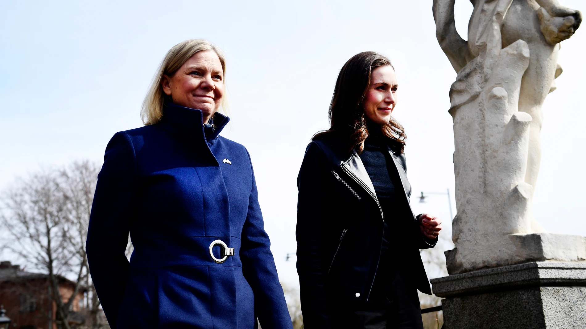 Las primeras ministra de Suecia, Magdalena Andersson (izda.) y Finlandia, Sanna Marin, el 13 de abril en Estocolmo