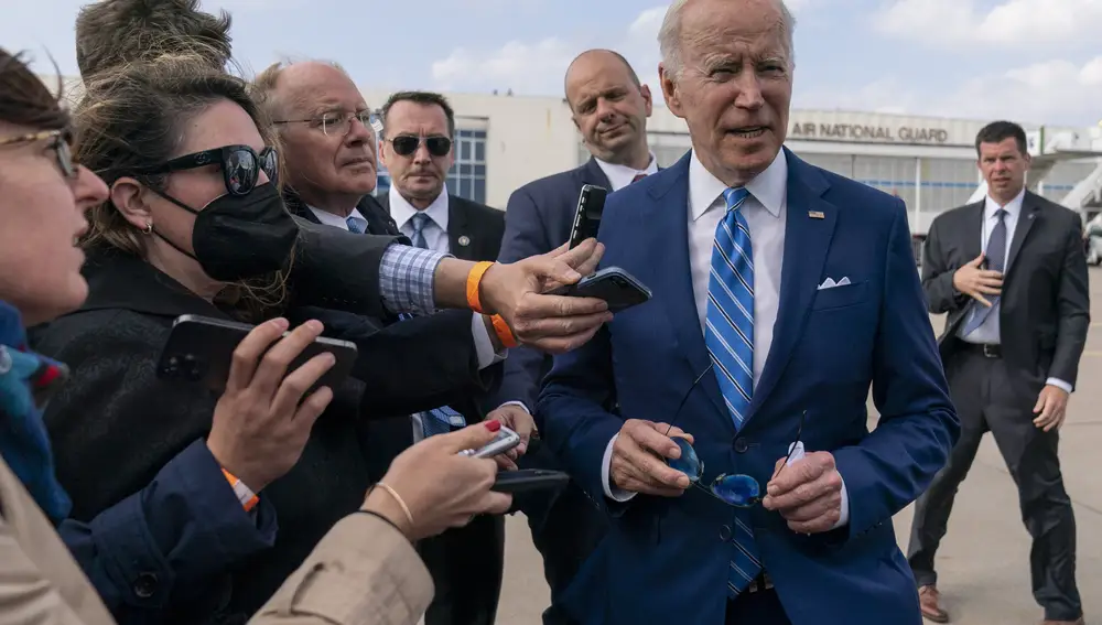 Joe Biden anges de subirse al Air Force One en Des Moines, Iowa