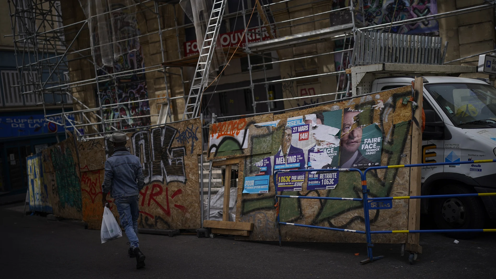 Un hombre camina junto a los carteles de la campaña presidencial en Marsella, al sur de Francia