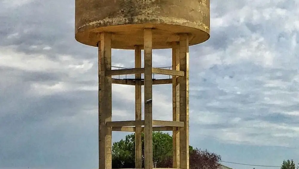 Depósito de agua de forma circular en el municipio leonés de Valderas