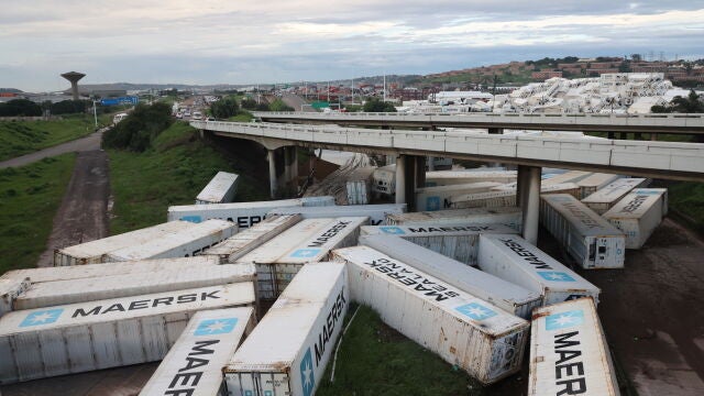 Centenares de contenedores han sido arrastrados lejos del puerto debido a las inundaciones.