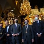 El presidente andaluz, Juanma Moreno, junto a los alcaldes de Málaga y Madrid visitaron la casa hermandad de la Cofradía de la Paloma de Málaga. TWITTER MORENO