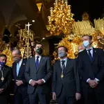 El presidente andaluz, Juanma Moreno, junto a los alcaldes de Málaga y Madrid visitaron la casa hermandad de la Cofradía de la Paloma de Málaga. TWITTER MORENO