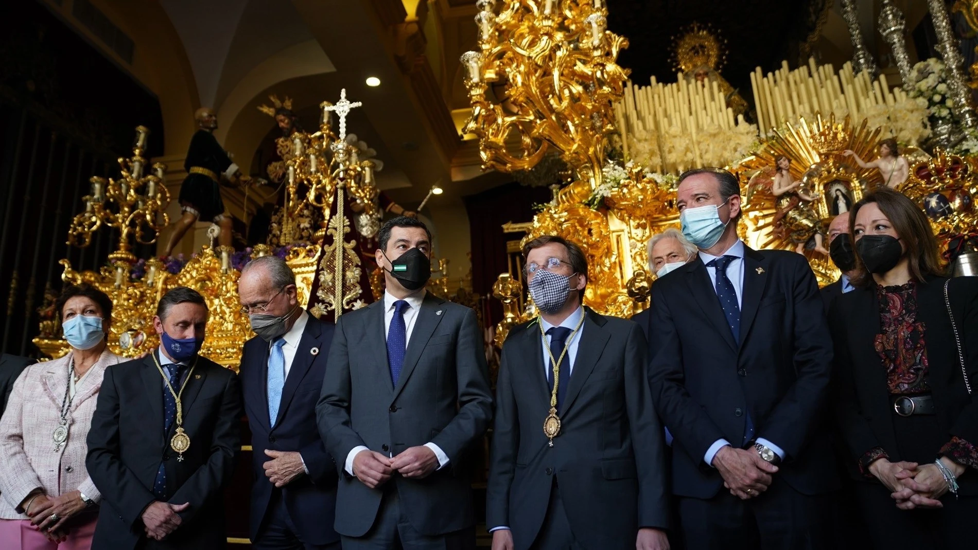 El presidente andaluz, Juanma Moreno, junto a los alcaldes de Málaga y Madrid visitaron la casa hermandad de la Cofradía de la Paloma de Málaga. TWITTER MORENO