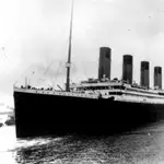 El «Titanic» zarpa de su puerto en Inglaterra y pone rumbo a su destino.