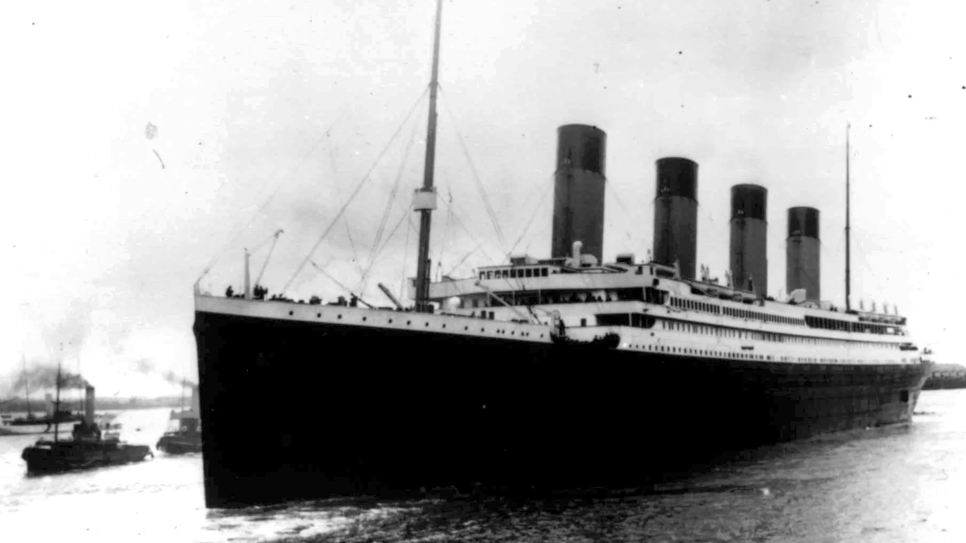 El «Titanic» zarpa de su puerto en Inglaterra y pone rumbo a su destino.