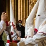 El presidente Alfonso Fernández Mañueco asiste a la procesión de la Real cofradía penitencial del Cristo Yacente de la Misericordia y de la agonía redentora