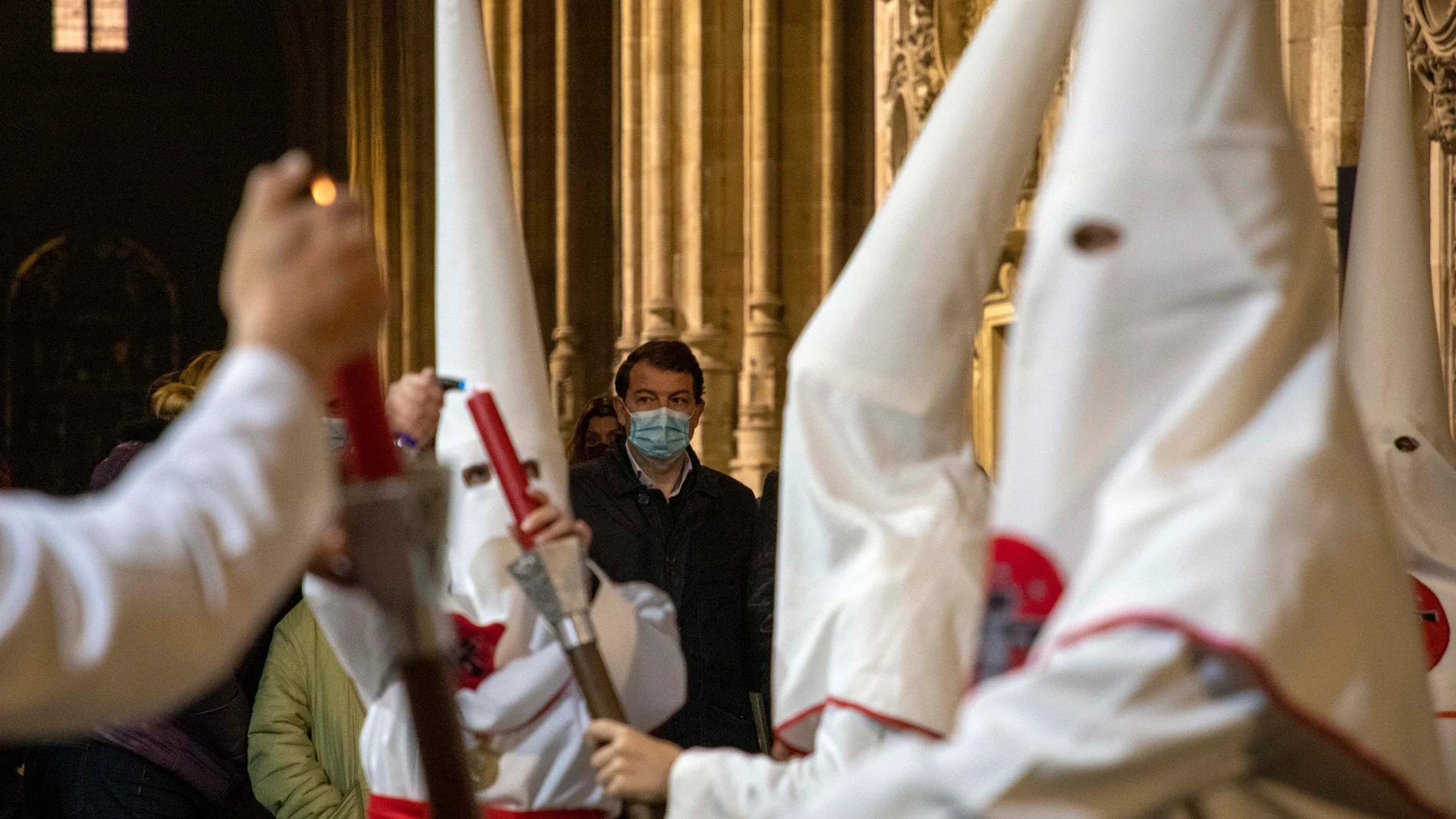 El presidente Alfonso Fernández Mañueco asiste a la procesión de la Real cofradía penitencial del Cristo Yacente de la Misericordia y de la agonía redentora