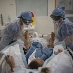 Enfermeras asisten a un paciente en la UCI del Hospital de Marsella