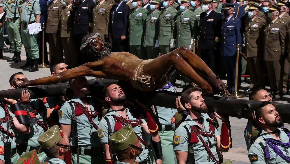 Legionarios del Tercio Gran Capitán, con sede en Melilla, llevan a hombros al Cristo de la Buena Muerte. EFE/Daniel Pérez