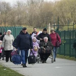 Refugiados cruzan la frontera de Ucrania por Medyka, en el sureste de Polonia, huyendo de la guerra
