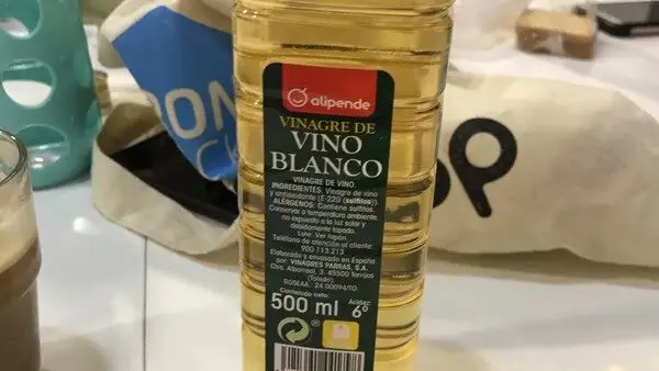 Botella de vinagre de vino blanco