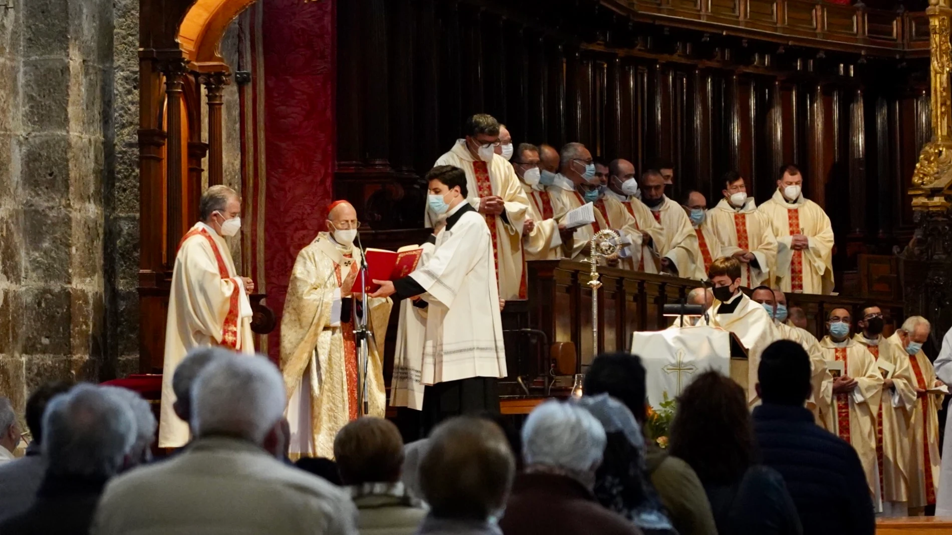 El arzobispo de Valladolid, Ricardo Blázquez, preside la celebración que, al inicio de las jornadas del Triduo Pascual, en la Catedral de Valladolid