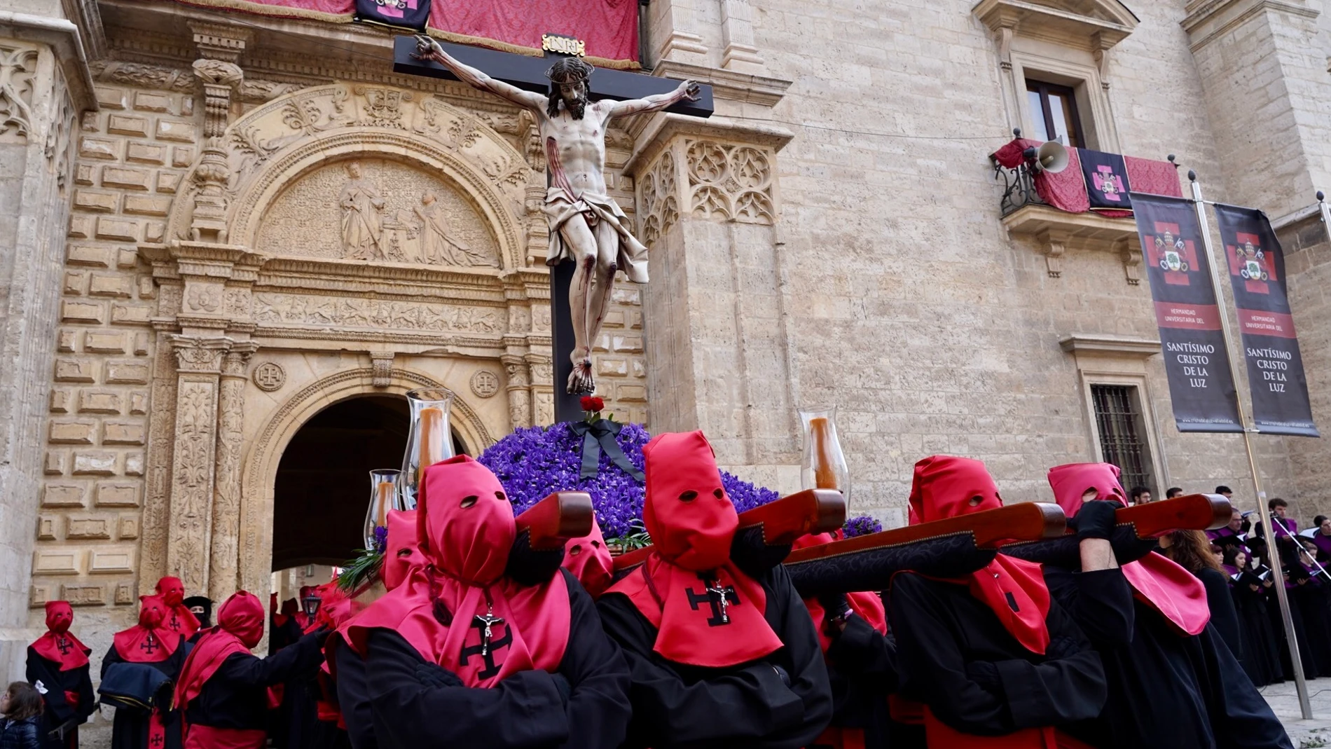 El Cristo de la Luz alumbra las calles de Valladolid este Jueves Santo