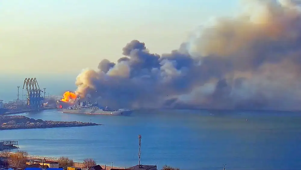 En estas imágenes se ve el incendio en el buque insignia de la Flota del Mar Negro de la Armada Rusa, el navío 'Moskva', antes de hundirse, ayer