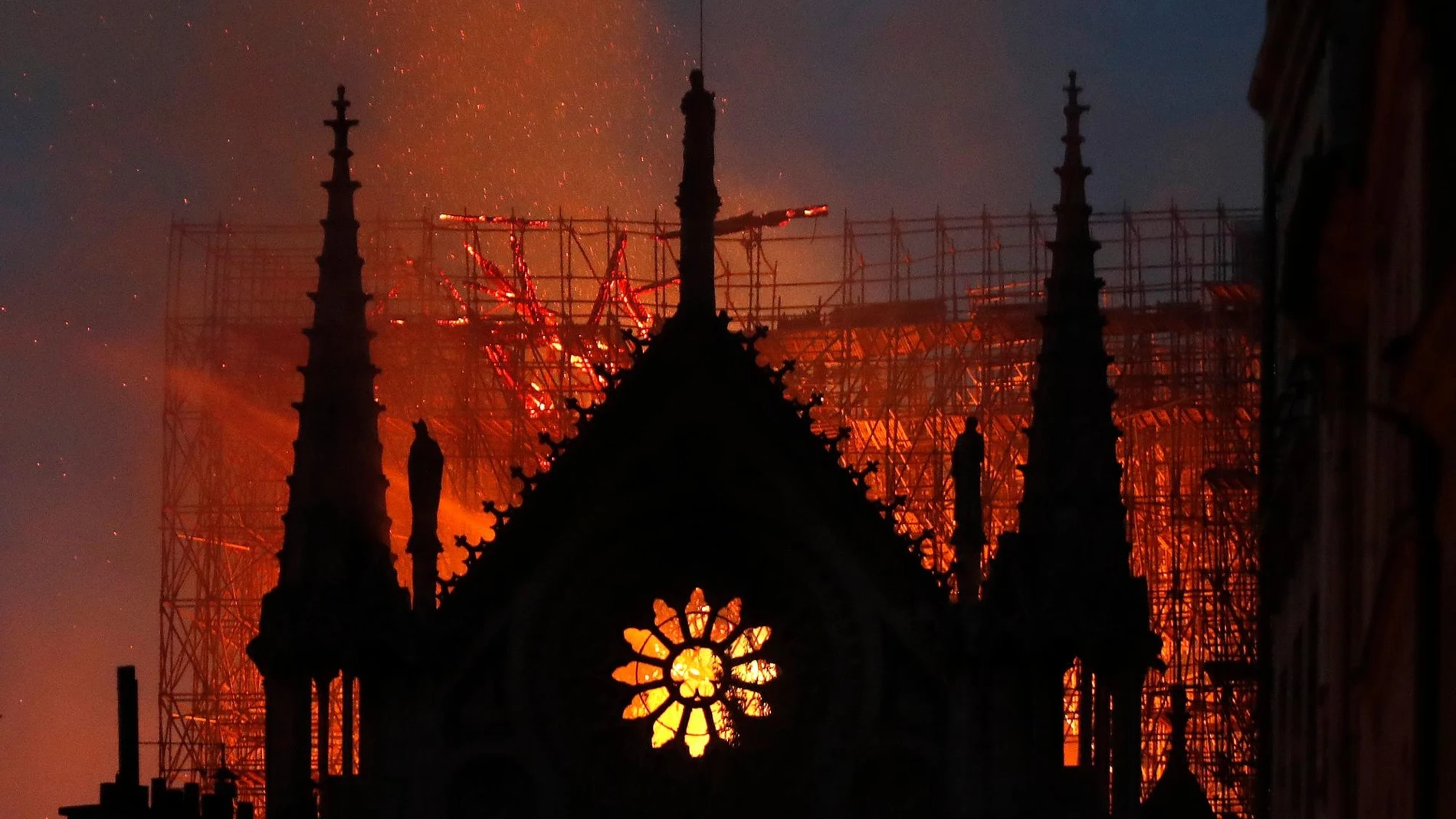 Fachada de Notre Dame durante el incendio que devastó su cubierta y que puso en peligro su construcción