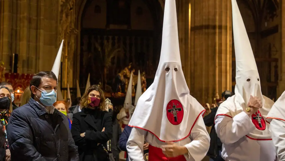 El presidente Alfonso Fernández Mañueco asiste a la procesión de la Real cofradía penitencial del Cristo Yacente de la Misericordia y de la agonía redentora