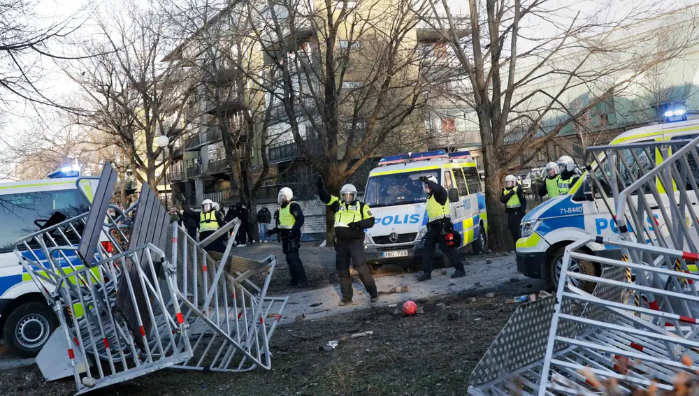Policías chocan con contramanifestantes en el parque Sveaparken de Orebro