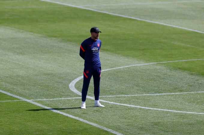 El entrenador del Atlético de Madrid, Diego Pablo Simeone, durante un entrenamiento