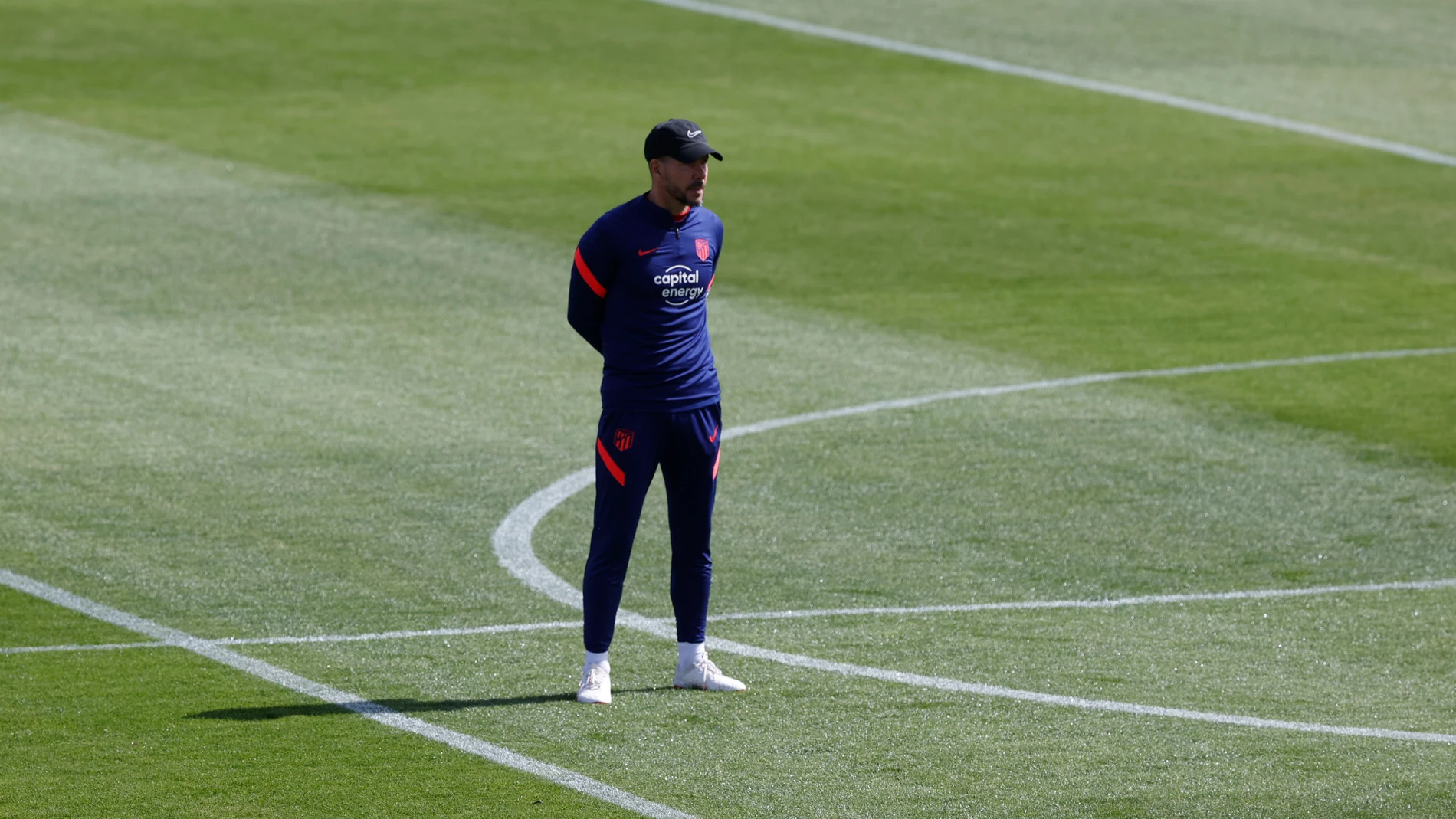 El entrenador del Atlético de Madrid, Diego Pablo Simeone, durante un entrenamiento