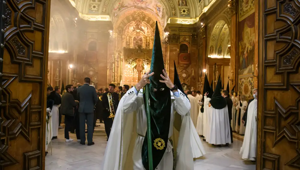 Un nazareno de la Macarena en la salida de la procesión, esta Madrugá en Sevilla. EFE/ Raúl Caro