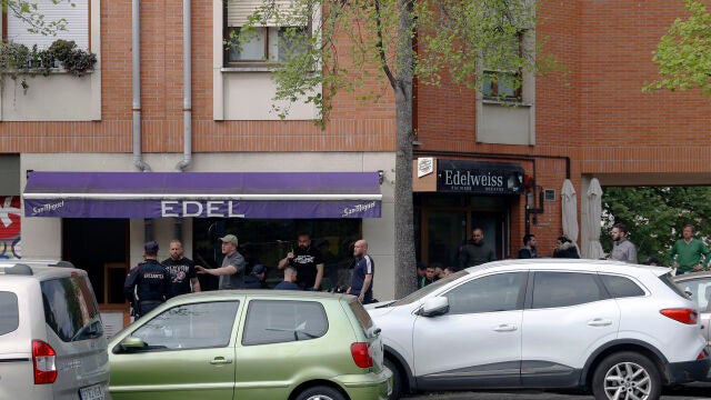 Agentes de la Ertzaintza custodian el lugar donde un grupo de aficionados del Betis ha sido atacado
