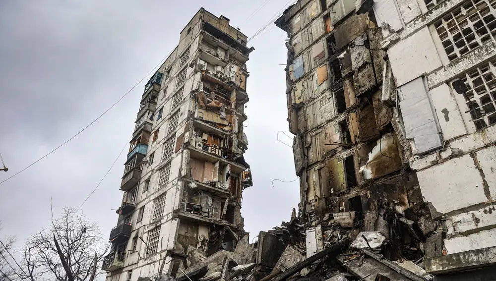 Un edificio dañado durante los combates se ve en Mariupol