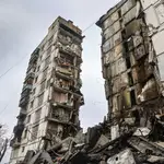 Un edificio dañado durante los combates se ve en Mariupol
