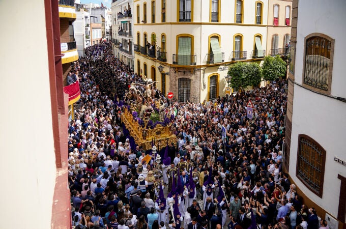 Hermandad de la Exaltación por la calle Gerona en el Jueves Santo en la Semana Santa en Sevilla