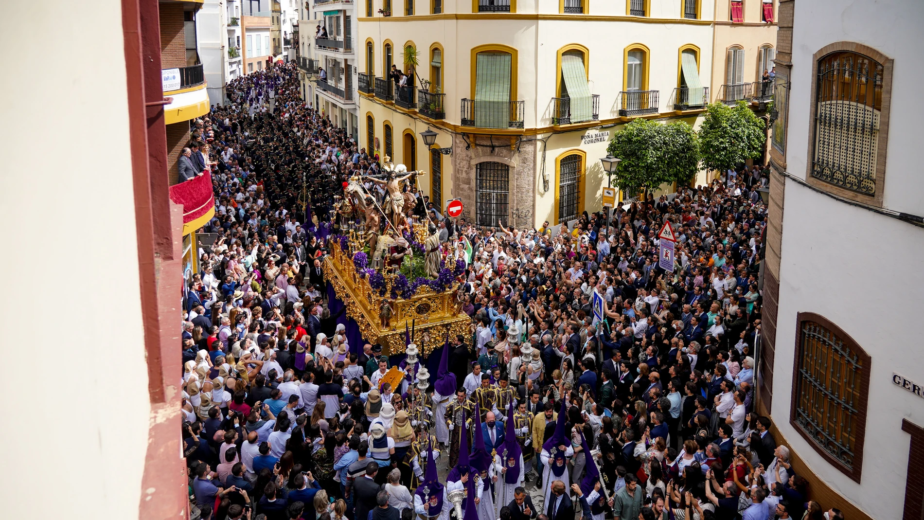 Hermandad de la Exaltación por la calle Gerona en el Jueves Santo en la Semana Santa en Sevilla