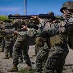 Marines estadounidenses con la escopeta que ha comprado España