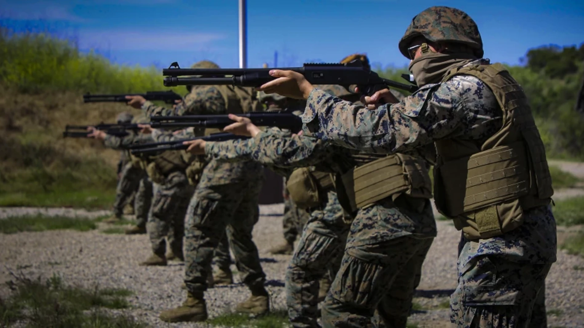 Marines estadounidenses con la escopeta que ha comprado España