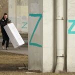 Un hombre camina por San Petersburgo, con pintadas con la letra "Z"
