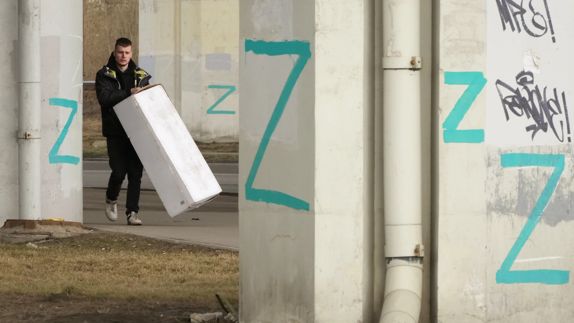 Un hombre camina por San Petersburgo, con pintadas con la letra "Z"