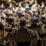 Procesión de la Hermandad de Jesús Yacente en Zamora. En la imagen, durante el canto del Miserere