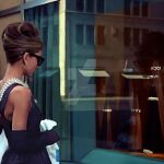 Audrey Hepburn en "Desayuno con diamantes" (Blake Edwars; 1961) frente al escaparate de la mítica tienda Tiffany & Co. en New York.