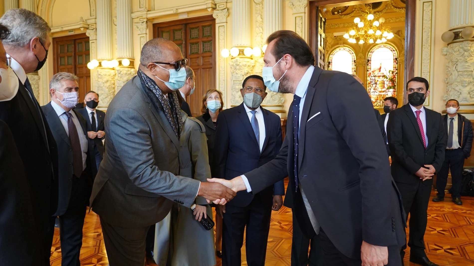 El alcalde de Valladolid, Óscar Puente, recibe a un grupo de más de doce embajadores que asisten al Pregón de las Siete Palabras este Viernes Santo en Valladolid