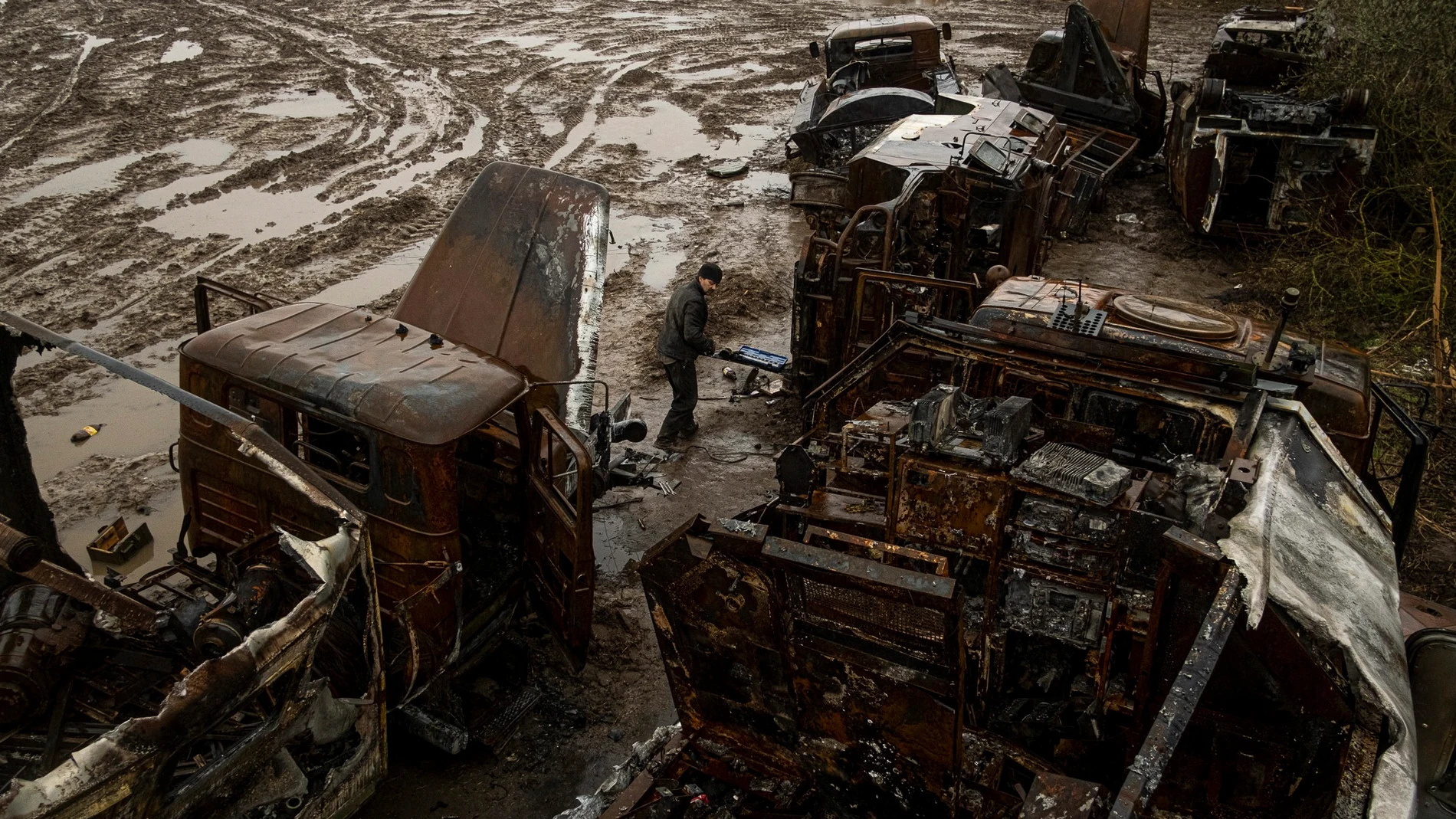Camiones del ejército ruso destruidos por las fuerzas ucranianas