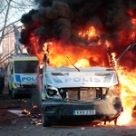 Vehículos de la Policía son incendiados en el parque Sveaparken en Orebro (Suecia)