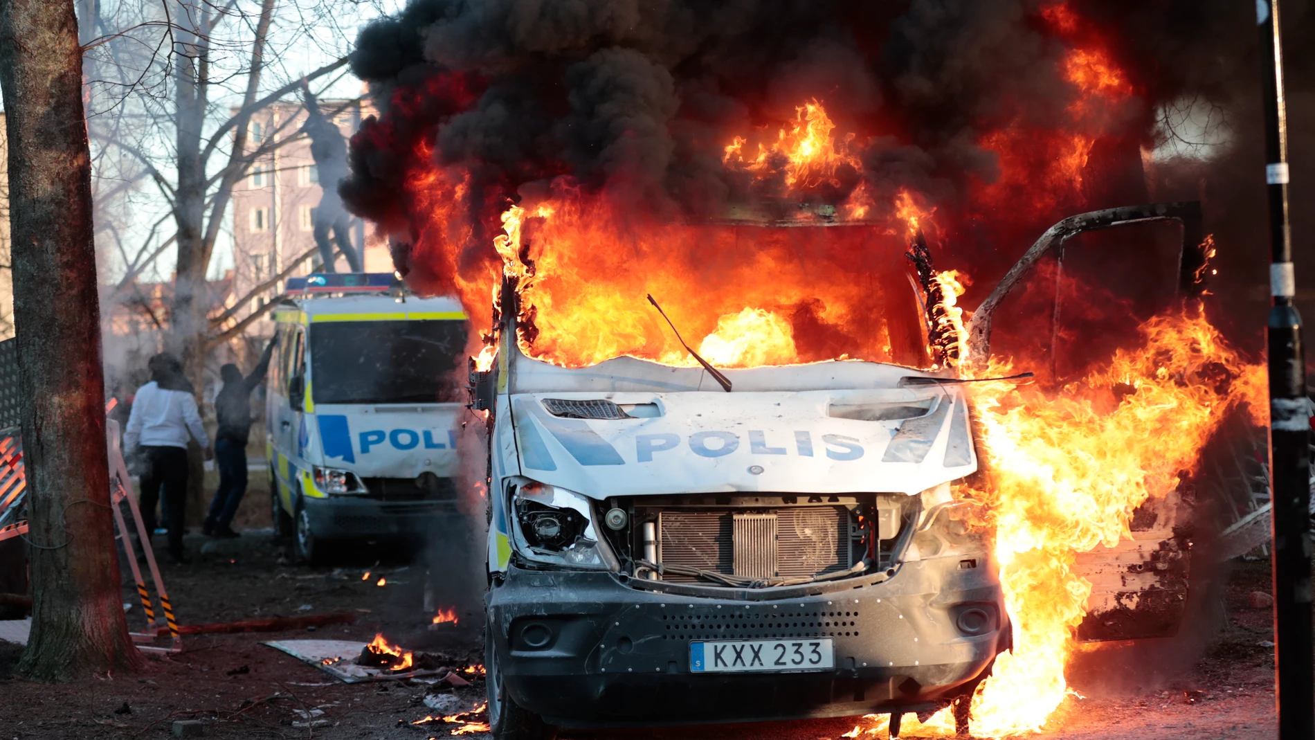 Vehículos de la Policía son incendiados en el parque Sveaparken en Orebro (Suecia)