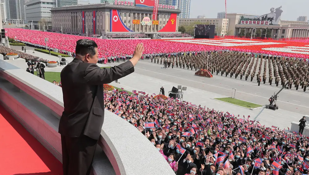 El dictador norcoreano Kim Jong Un saluda durante una ceremonia nacional y una concentración de ciudadanos de Pyongyang celebradas simultáneamente en la plaza Kim Il Sung de la capital del Norte para conmemorar el 110º aniversario del nacimiento de su abuelo