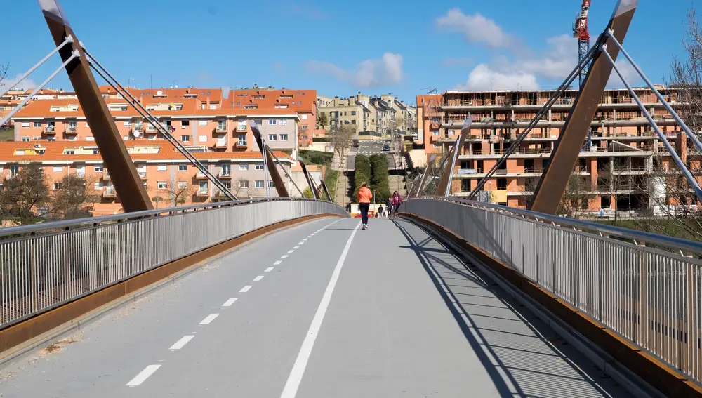 Pasarela peatonal en el barrio de Huerta Otea