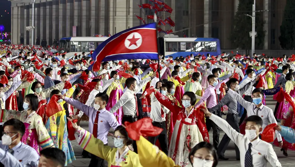 Estudiantes norcoreanos asisten a un baile en honor al 110º nacimiento de Kim Il Sung