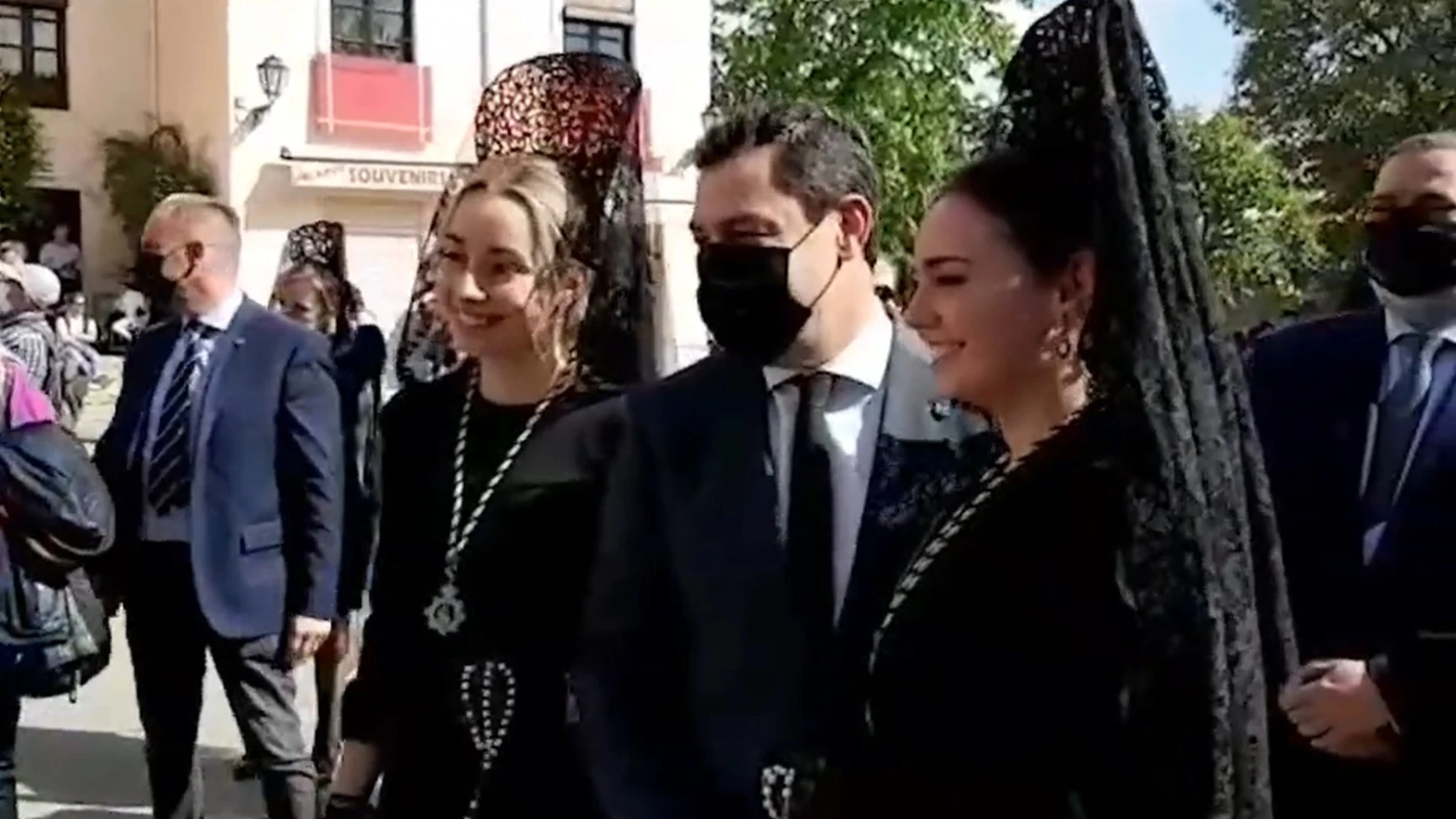 El presidente de la Junta de Andalucía, Juanma Moreno, durante su visita a la salida procesional de Santa María de la Alhambra de Granada