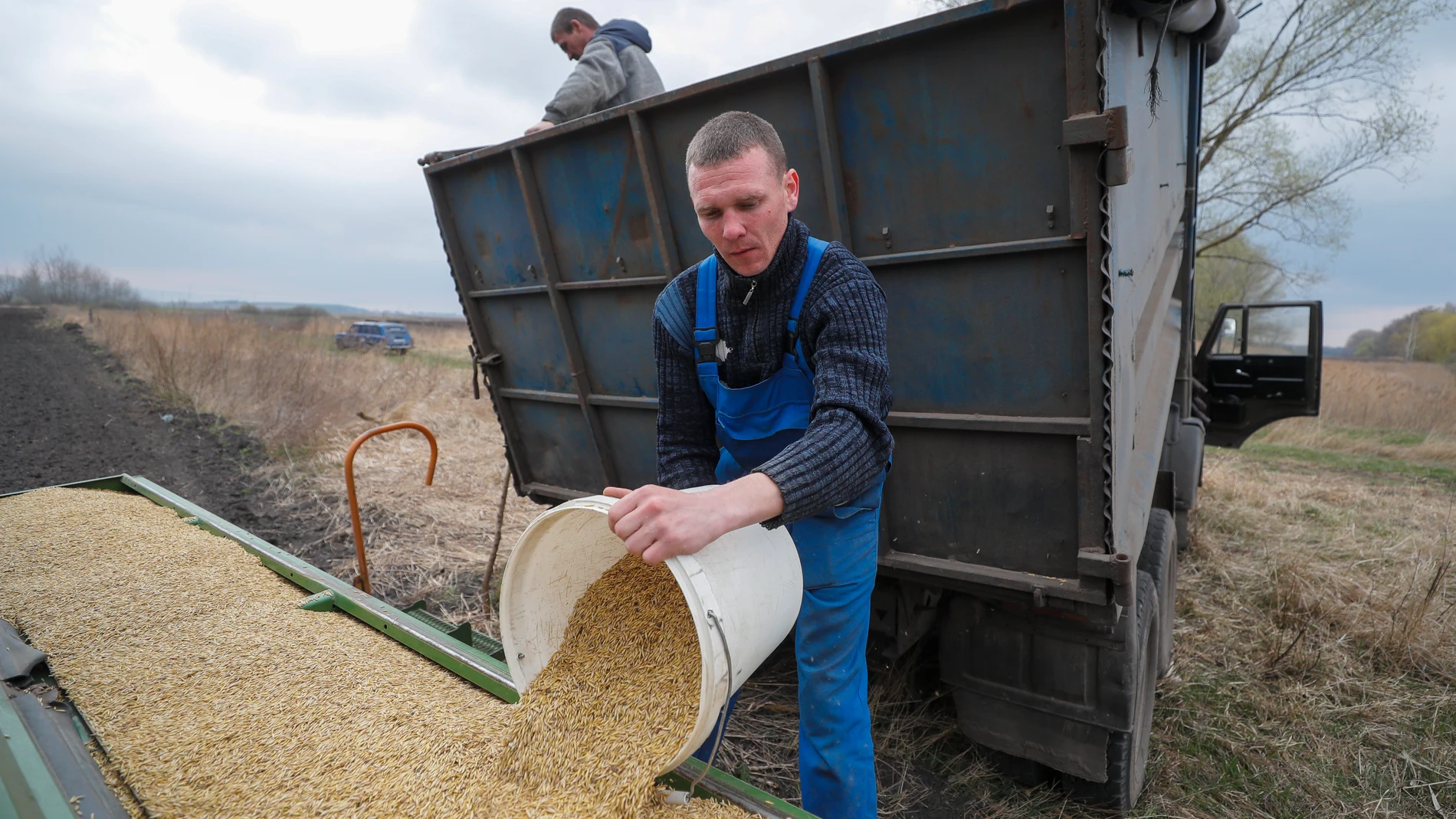Un granjero con chaleco antibalas ara sus campos en Zaporiyia (Ucrania)