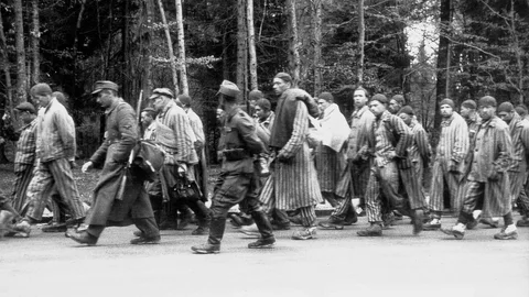 Traslado de prisioneros de un campo de concentración durante 1945